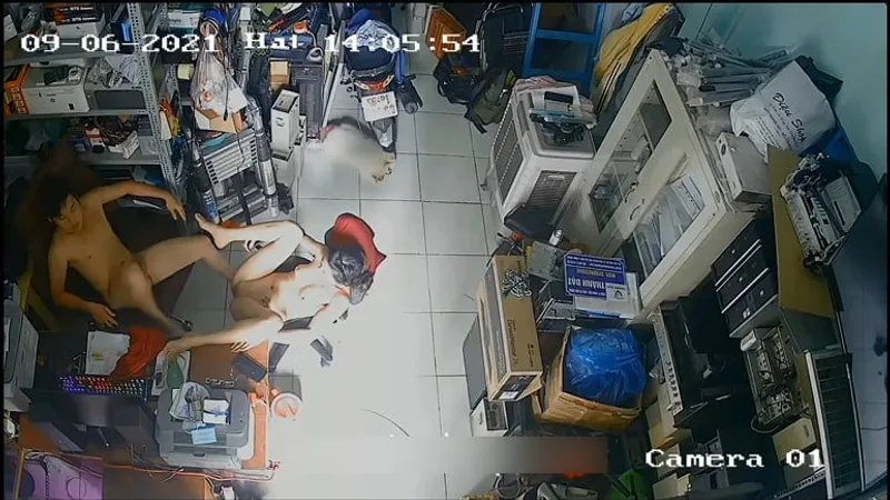 Vợ gã chồng nện nhau trong của hàng máy tính